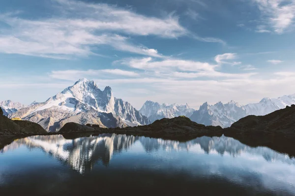 프랑스 알프스산맥 의레크 블랑 호수의 화려 한 일몰 광경 — 스톡 사진