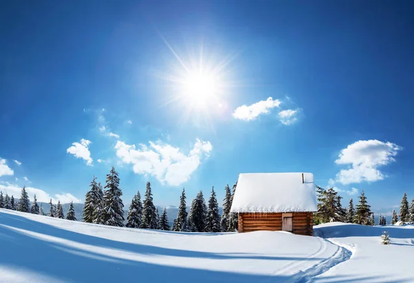 Fantastiskt landskap med snöigt hus — Stockfoto