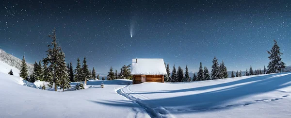 Fantastická zimní krajina s dřevěným domem ve zasněžených horách — Stock fotografie