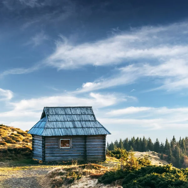 Berghütte bei Sonnenaufgang — Stockfoto