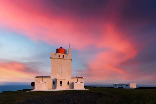 Incroyable vue du soir du phare de Dyrholaey — Photo