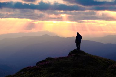 Uçurumun kenarında yalnız bir turist