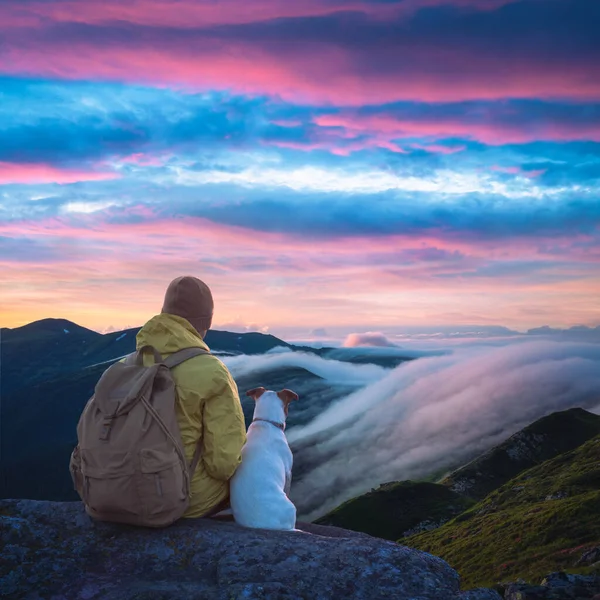 Samotny turysta siedzący na krawędzi klifu — Zdjęcie stockowe