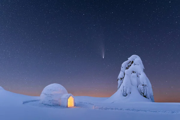 Snow iglú svítí zevnitř — Stock fotografie