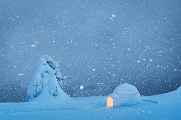 内側から輝く雪のイグルー — ストック写真