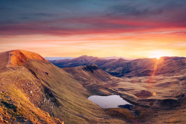 Montanha lago na hora do nascer do sol — Fotografia de Stock