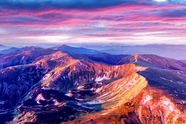Σφιχτά βουνά κατά τη διάρκεια μωβ ηλιοβασίλεμα — Φωτογραφία Αρχείου