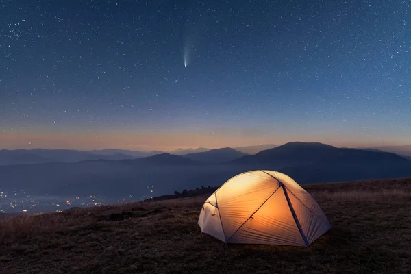 Tenda verde illuminata dall'interno — Foto Stock