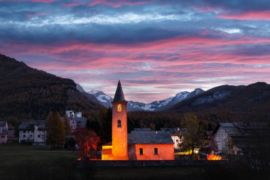 İsviçre Alplerindeki Sils köyündeki eski kilise.