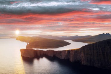 Sorvagsvatn Gölü, Faroe Adaları 'ndaki Vagar Adası' nın kayalıklarında.