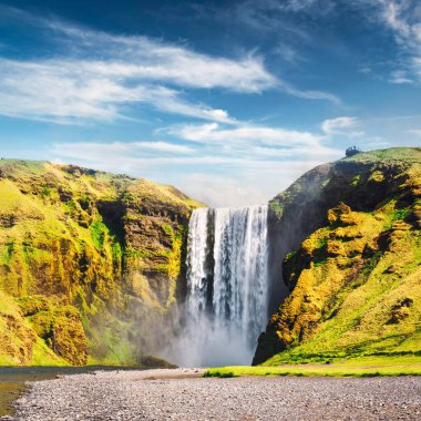 Skoga nehrinde ünlü Skogafoss şelalesi