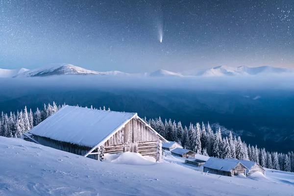 Karlı dağlarda ahşap evle muhteşem kış manzarası — Stok fotoğraf