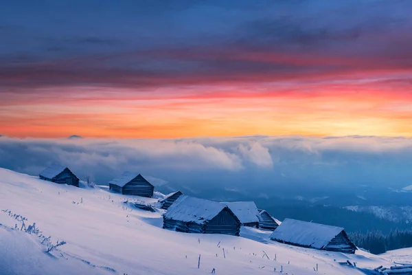 Fantastisch landschap met besneeuwd huis — Stockfoto