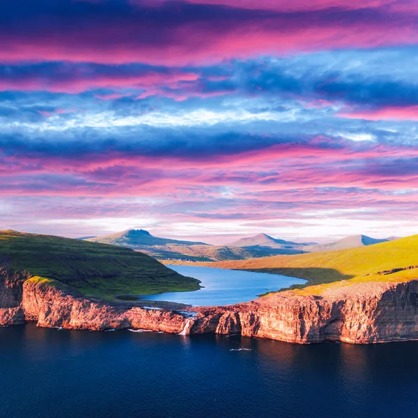 Sorvagsvatnské jezero na útesech ostrova Vagar při západu slunce, Faerské ostrovy — Stock fotografie