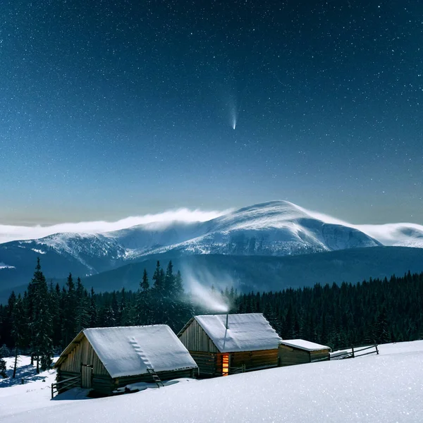雪の山の中で木造住宅と幻想的な冬の風景 — ストック写真