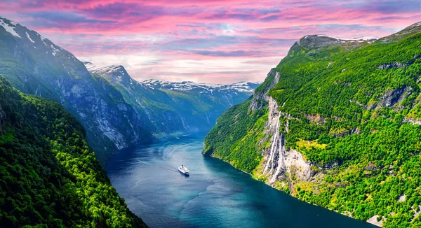 Atemberaubender Blick auf den Sunnylvsfjord — Stockfoto