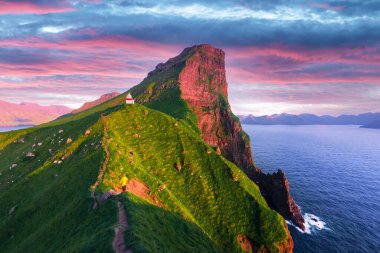 Kallur deniz feneri Kalsoy adasının yeşil tepelerinde.