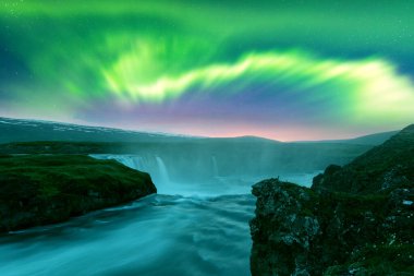 Aurora borealis Kuzey ışıkları Kirkjufellsfoss şelalesinin üzerinde