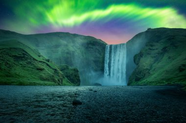 Meşhur Skogafoss şelalesinin arkasındaki yeşil ışık