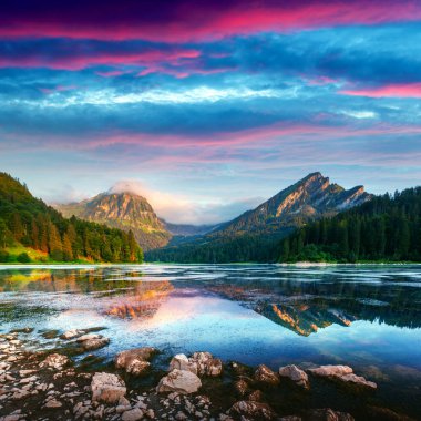 İsviçre Alplerindeki Obersee Gölü 'nün huzurlu yaz manzarası