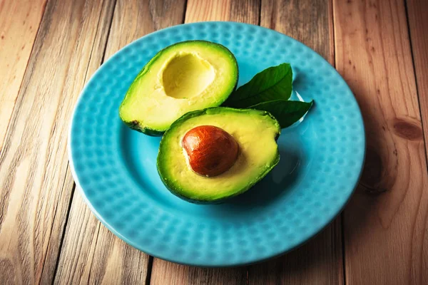 Vers avocado fruit op een houten plank — Stockfoto