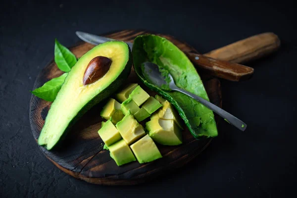 Fruta fresca del aguacate en una tabla de madera — Foto de Stock