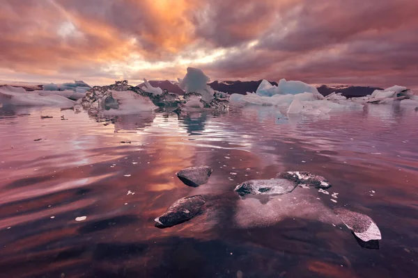 Jéghegyek a Jokulsarlon glaciális lagúnában — Stock Fotó