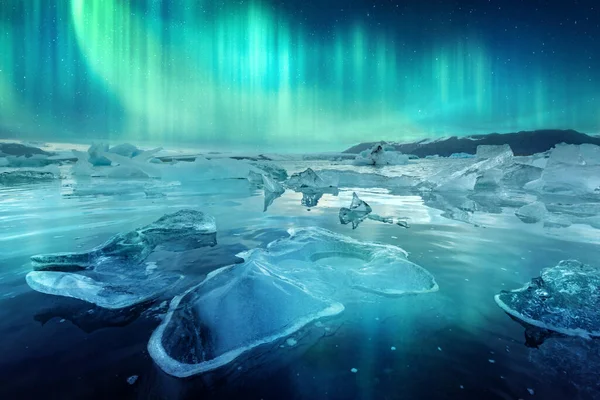 Βόρειο Σέλας στη παγωμένη λιμνοθάλασσα Jokulsarlon — Φωτογραφία Αρχείου