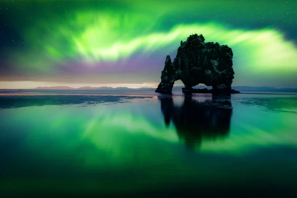 玄武岩堆栈上方的北极光 — 图库照片