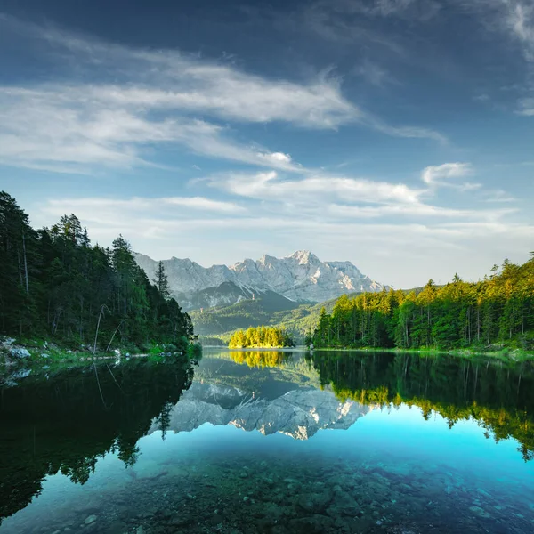 Fantastica vista sul lago di montagna Eibsee — Foto Stock