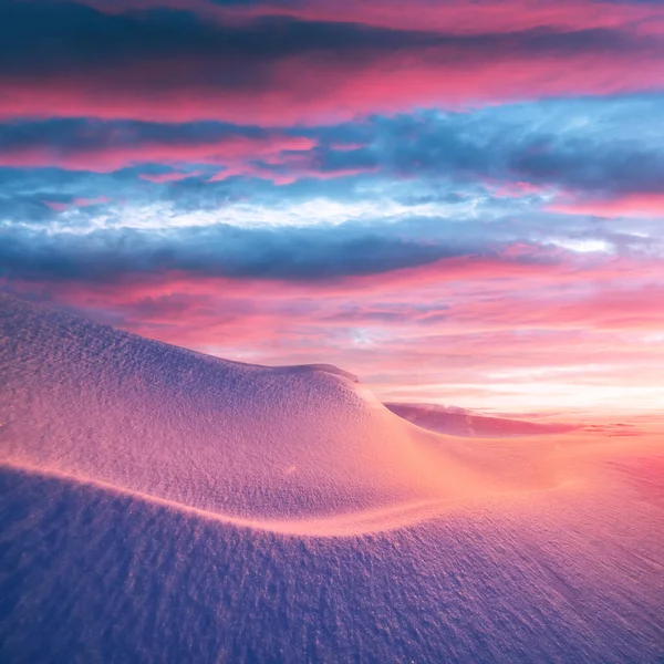 Fantastico paesaggio invernale in montagne innevate — Foto Stock