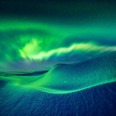 Karlı dağlarda muhteşem kış manzarası üzerinde Aurora borealis