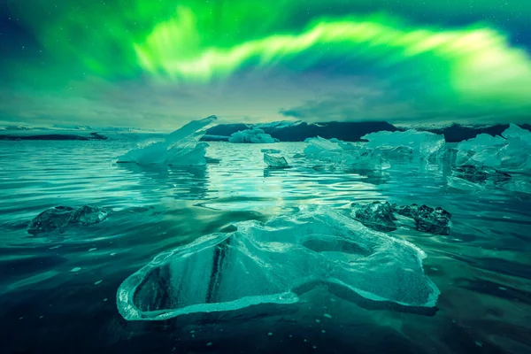 Jokulsarlon冰川湖上空的北极光 — 图库照片