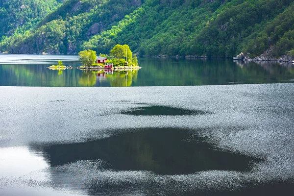 Vista mozzafiato sulla piccola isola — Foto Stock