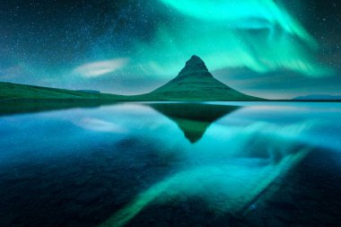 Aurora borealis Kuzey ışıkları Kirkjufell dağının üzerinde