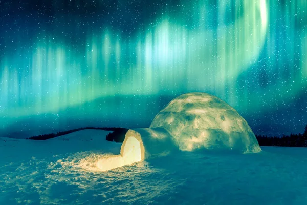 Wintry jelenet izzó sarki fények és havas igloo — Stock Fotó