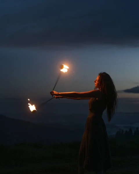 Gracioso elegante ruivo feminino fireshow performer — Fotografia de Stock