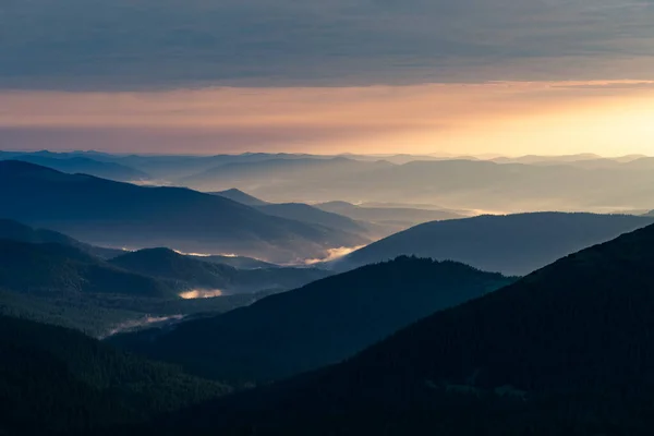 Poranna mgła w wiosennych górach — Zdjęcie stockowe