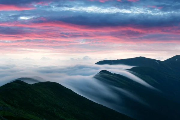 Incrível nevoeiro da manhã fluindo nas montanhas da primavera — Fotografia de Stock