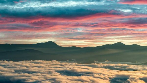 Amazing flowing morning fog in spring mountains — Stock Photo, Image