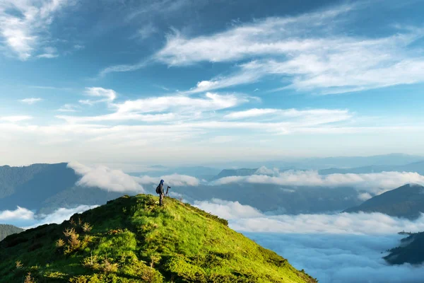 Photographer taking photo of cloudy mountains — Stock Photo, Image