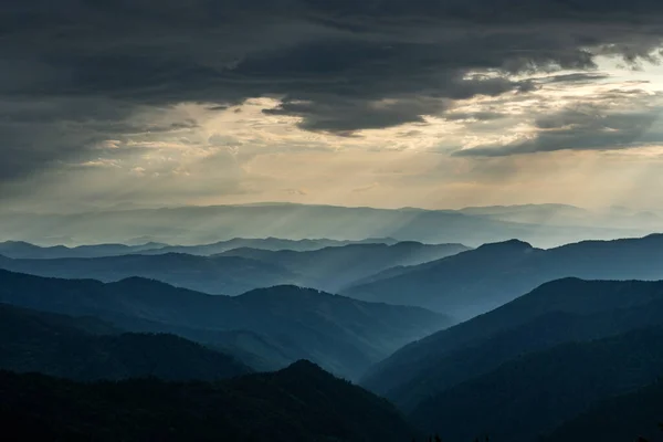 Poranna mgła w wiosennych górach — Zdjęcie stockowe