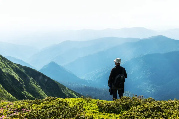 Silueta de hombre en las montañas brumosas — Foto de Stock