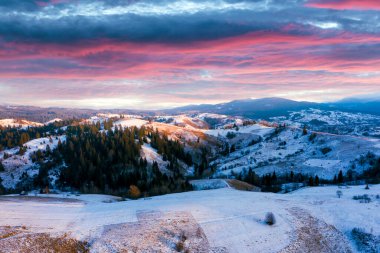 İlkbaharda dağların ve çayırların inanılmaz hava manzarası