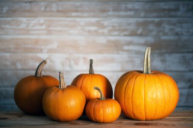 Tahta masadaki balkabakları