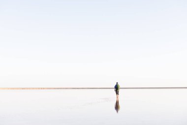 Yalnız adamla sakin, minimalist bir manzara.