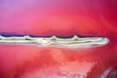 İnsansız hava aracının pembe göl tuzlu suyunun soyut görüntüsü