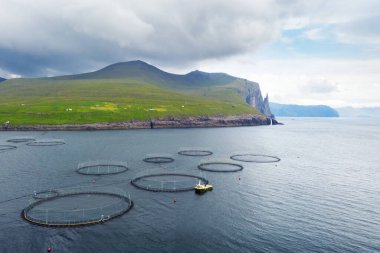 Sandavagur köyünün dramatik sabah manzarası