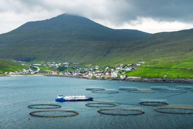 Sandavagur köyünün dramatik sabah manzarası