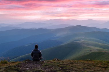 Dağın yamacında yalnız bir turist